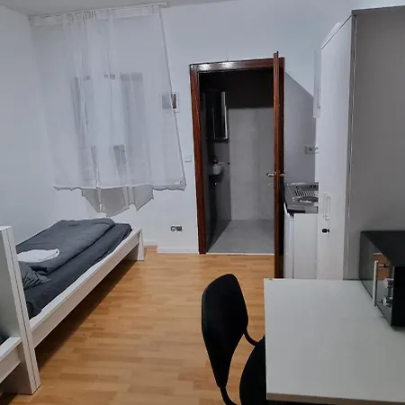 ホームステイ Schickes Moebliertes Privatzimmer Zentral